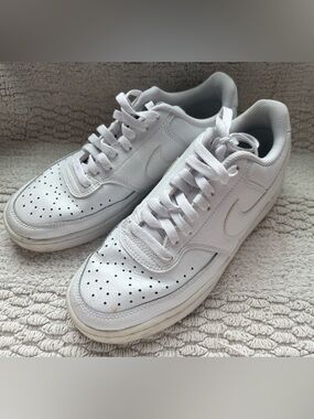 Nike White Low-Top Women's Sneakers - Classic Lace-Up